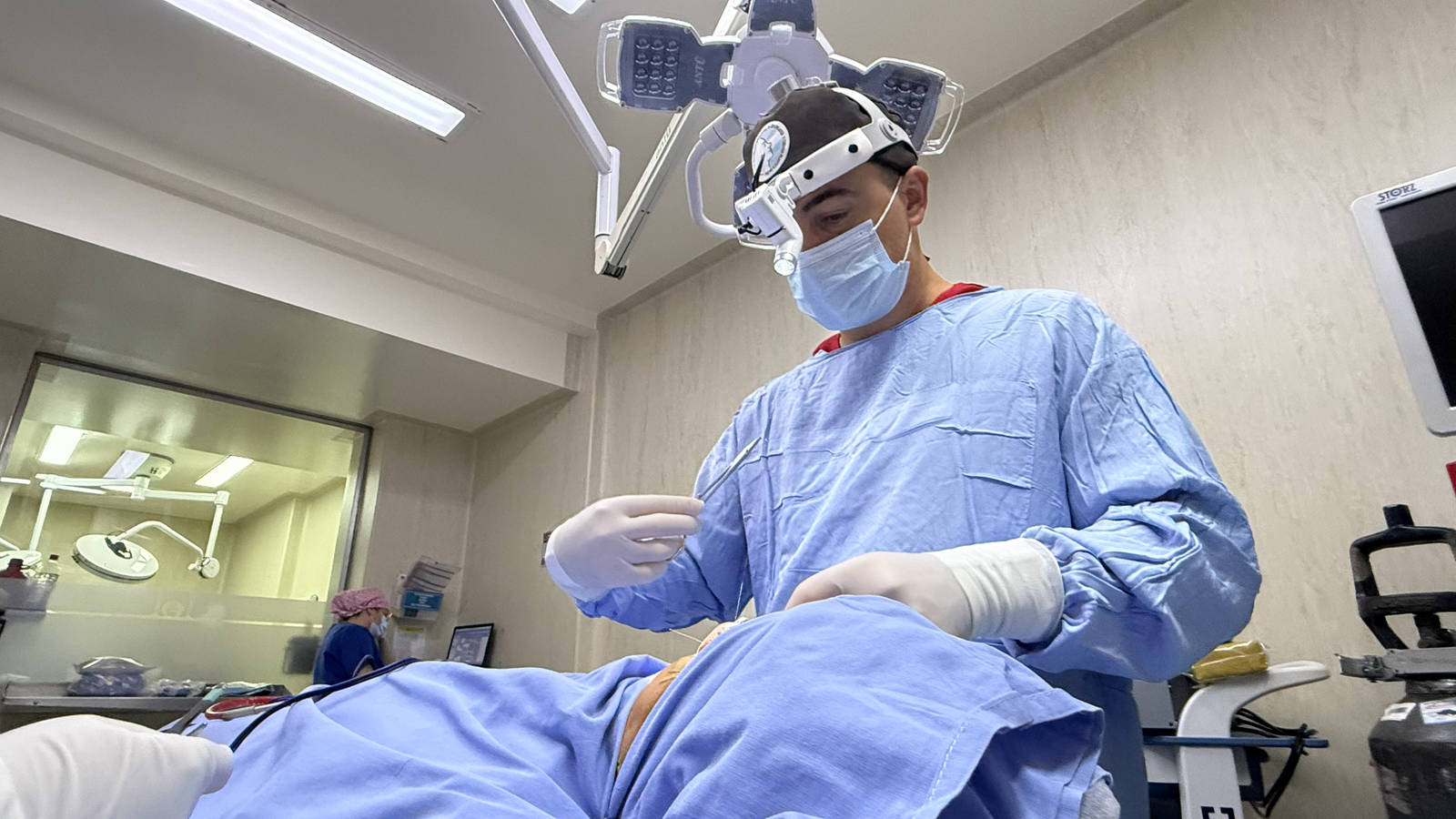 Dr. Matías García operando